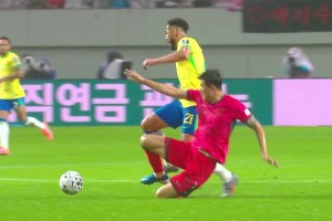 火氣大啊！金玟哉兇狠鏟球帶倒庫尼亞染黃，起身后非常不滿