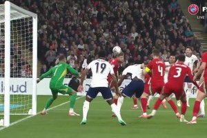 英格蘭戰(zhàn)術(shù)角球連續(xù)二次進(jìn)攻！沃特金斯門前輕松打門得手！