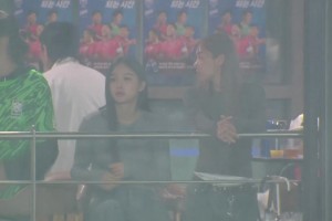 包廂內(nèi)的這位韓國女球迷什么水平？??