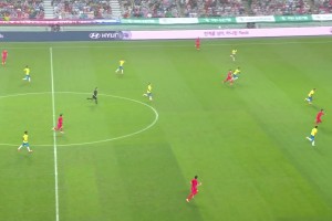 有一說一！李剛?cè)蔬@長傳腳法真是一絕啊??