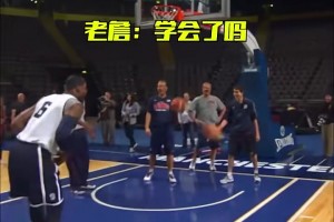 詹姆斯現(xiàn)場教學(xué)杜蘭特勾手投籃，場面很歡樂??