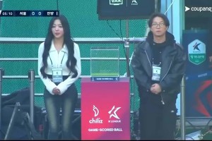 身材比真好！韓國演員樸圣光和妻子來現(xiàn)場看林加德比賽??