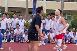 比盧普斯談楊瀚森：他上半場有點掙扎，但突然就爆發(fā)，像火箭一樣起飛