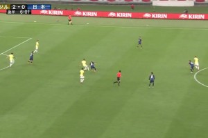 演都不演了故意送？布魯諾禁區(qū)離譜送禮，南野拓實(shí)破門(mén)扳回一城