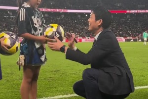 名將有能！率領(lǐng)日本隊(duì)歷史首勝巴西，森保一賽后給小球迷簽名合影