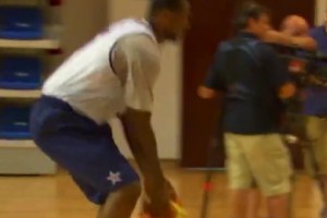 08年美國(guó)夢(mèng)八隊(duì)內(nèi)訓(xùn)練，詹姆斯和保羅互相打鬧，甜瓜一旁看著