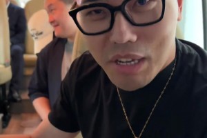 馬哥！馬布里幫助說車的小宇拿到卡特親簽：這聲馬哥不能白叫~