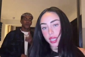 你倆真是興趣愛好玩到一塊兒的，亞馬爾和女友在酒店跳舞