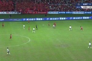 蘇超球員不惜冒受傷風險對腳，央視解說嘉遠贊嘆：雙方真拼啊??