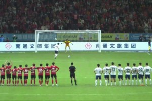 大心臟！在前兩輪都罰丟的情況下，無錫隊員同樂勺子點球破門??
