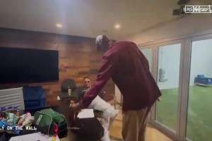 這倆老頭真是長不大??！KG找皮爾斯展示自己新學(xué)的功夫！