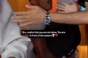 小孩哥火氣大??！亞馬爾直播中抱起女友晃動(dòng)，被女友打臉