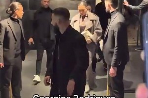 有路人用Siu和喬治娜打招呼，喬治娜眼神玩味看起來懂了