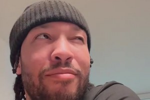 什克里尼亞爾這拙劣的演技，都倒在地上了還在偷看??