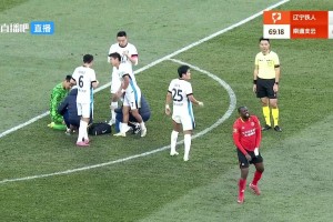 疼??！田依儂爆射近距離擊中隊(duì)友姆本扎襠部，后者走路姿勢(shì)亮了