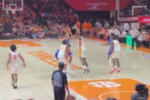 也在爭狀元！卡姆-布澤爾對陣田納西單場拿下24分23籃板！