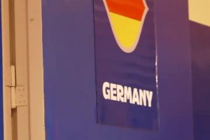 摯友！名場面：美國隊(duì)被淘汰，里夫斯去德國更衣室恭喜施羅德！