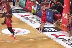 臥槽！麥基在澳洲NBL直接化身奧尼爾啊，在內(nèi)線無(wú)情碾壓隔扣??