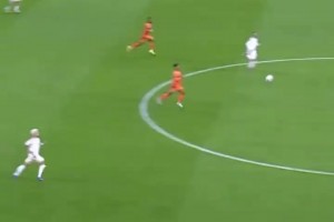 隊(duì)危速歸！一起欣賞赫拉芬貝赫的凌空傳球！絕對(duì)的大師級(jí)！