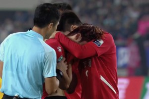 遺憾！南通隊球員李賢成失點丟冠后痛哭，主裁馬寧上前安慰