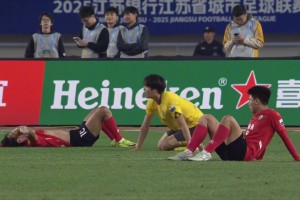 蘇超決賽被拖入點球決戰(zhàn)！終場哨響瞬間雙方球員筋疲力盡??