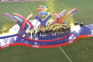 捧杯時刻??！泰州隊(duì)全體成員舉起蘇超金杯慶祝奪冠