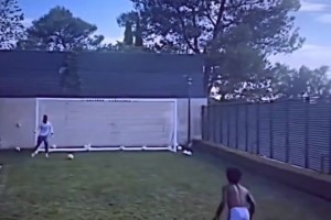 把足球融入生活！鐮田大地高中時(shí)室內(nèi)練盤帶！