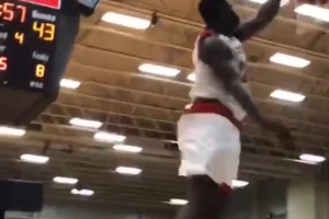 現(xiàn)在有點(diǎn)揮霍天賦了！高中時(shí)期的錫安打球，簡直是非人類的存在！