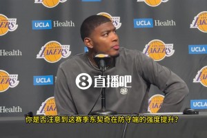 記者讓八村談?wù)剸|契奇在防守端的賣力表現(xiàn)。八村面露不可思議的表情：東子？