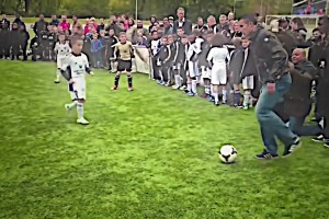 小孩：退役老頭欺我小無(wú)力??