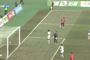 這有點。。中甲佛山南獅門將2分鐘內(nèi)連續(xù)接高空球失誤，最終送禮