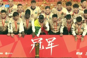 冠軍全家福??！中甲冠軍遼寧鐵人全隊與獎杯合影留念