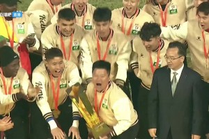 功不可沒??！遼寧鐵人冠軍教頭李金羽舉起中甲冠軍金杯