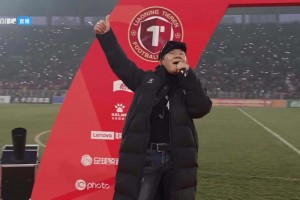 慶祝遼寧鐵人奪冠+沖超！歌星趙傳在鐵西體育場獻唱兩首經典曲目