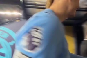 勢(shì)頭正盛！賽后直拍：曼城球員笑嘻嘻一起回更衣室！