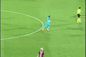 內馬爾回防去拿球，結果……隊友居然把球直接踢向前了！