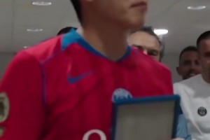 助攻幫助球隊(duì)贏球！現(xiàn)場直拍：李剛?cè)拾屠璋賵龌ㄐ酰? >
                                        </div>
                                    </div>
                                    <div   id=