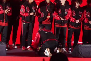 行大禮！重慶主帥張外龍向球員磕頭致謝