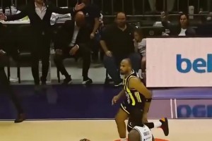 這就是摸頭殺嗎？湖人舊將霍頓塔克在歐洲上演摸頭隔扣！