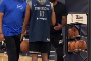 歐文即使受傷也在默默地為球隊(duì)復(fù)出，訓(xùn)練期間指導(dǎo)隊(duì)員！！