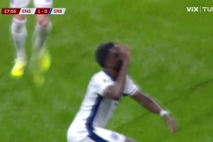 薩卡禁區(qū)內(nèi)不停球精彩凌空斬破門！英格蘭1-0領(lǐng)先塞爾維亞！