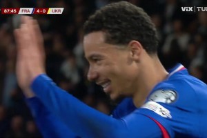 ?；倏送粕淦崎T！攻入國(guó)家隊(duì)處子球！姆總禁區(qū)內(nèi)橫傳送助攻！