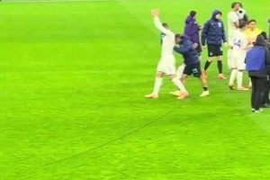 有情有義??！實(shí)拍：巴雷拉把哲科推向北看臺(tái)單獨(dú)接受致敬