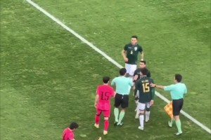 馬寧控場！李剛?cè)适軅沟乇粚κ謴?qiáng)行拉拽，馬寧果斷出牌制止