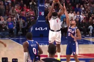 ??居然不吹犯規(guī)嗎？哈登最后時(shí)刻這記三分，很明顯被打到手肘了呀！