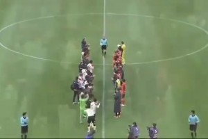 日本球員脫下球衣，這樣退役的裁判可以給他們最后一張黃牌