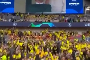 差別明顯！名場面：多特球迷看到克洛普和穆里尼奧不同的反應(yīng)！