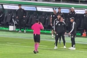 歧視亞洲人？全北阿根廷助教疑似對(duì)裁判“拉眼角”動(dòng)作？！