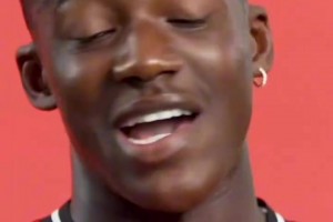 采訪英超球員：走在對(duì)手的隊(duì)徽上是不可接受的行為嗎？