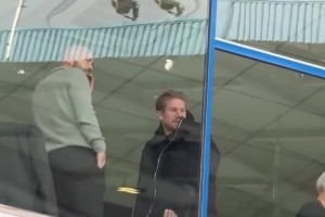 最新動(dòng)態(tài)！德布勞內(nèi)閃現(xiàn)亨克和好友去看比賽！